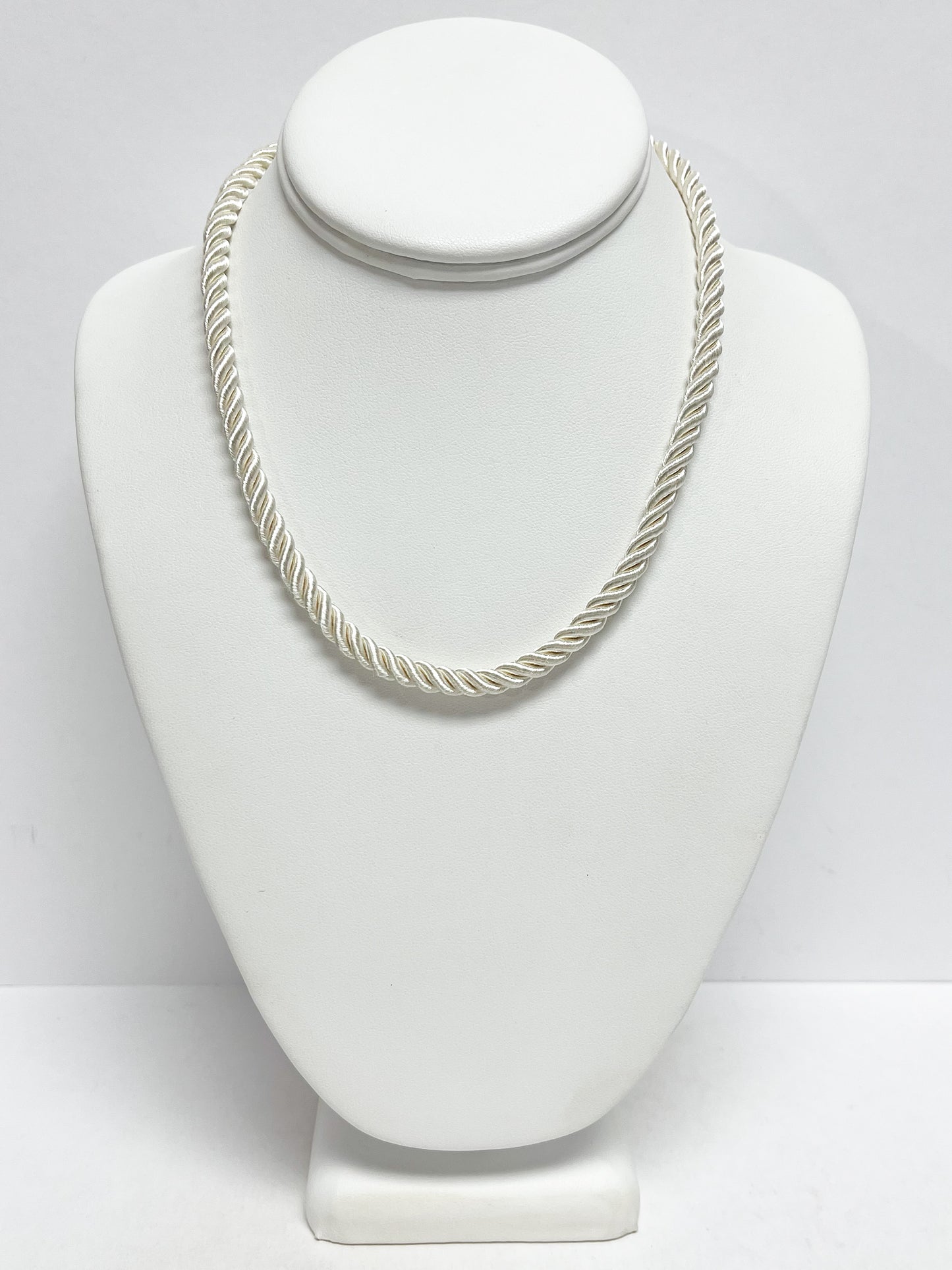 Woven short necklace