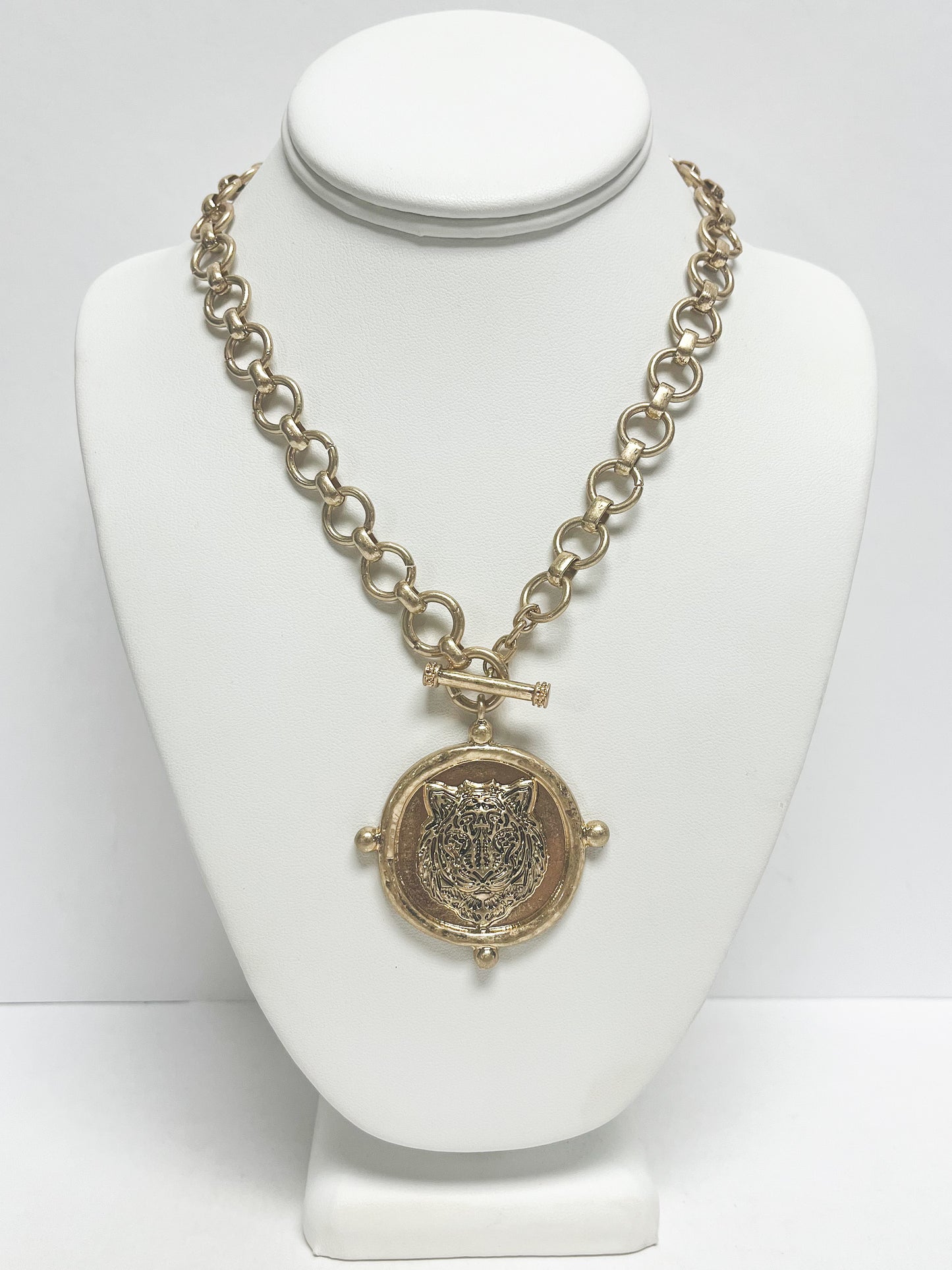 Gold pendant necklace