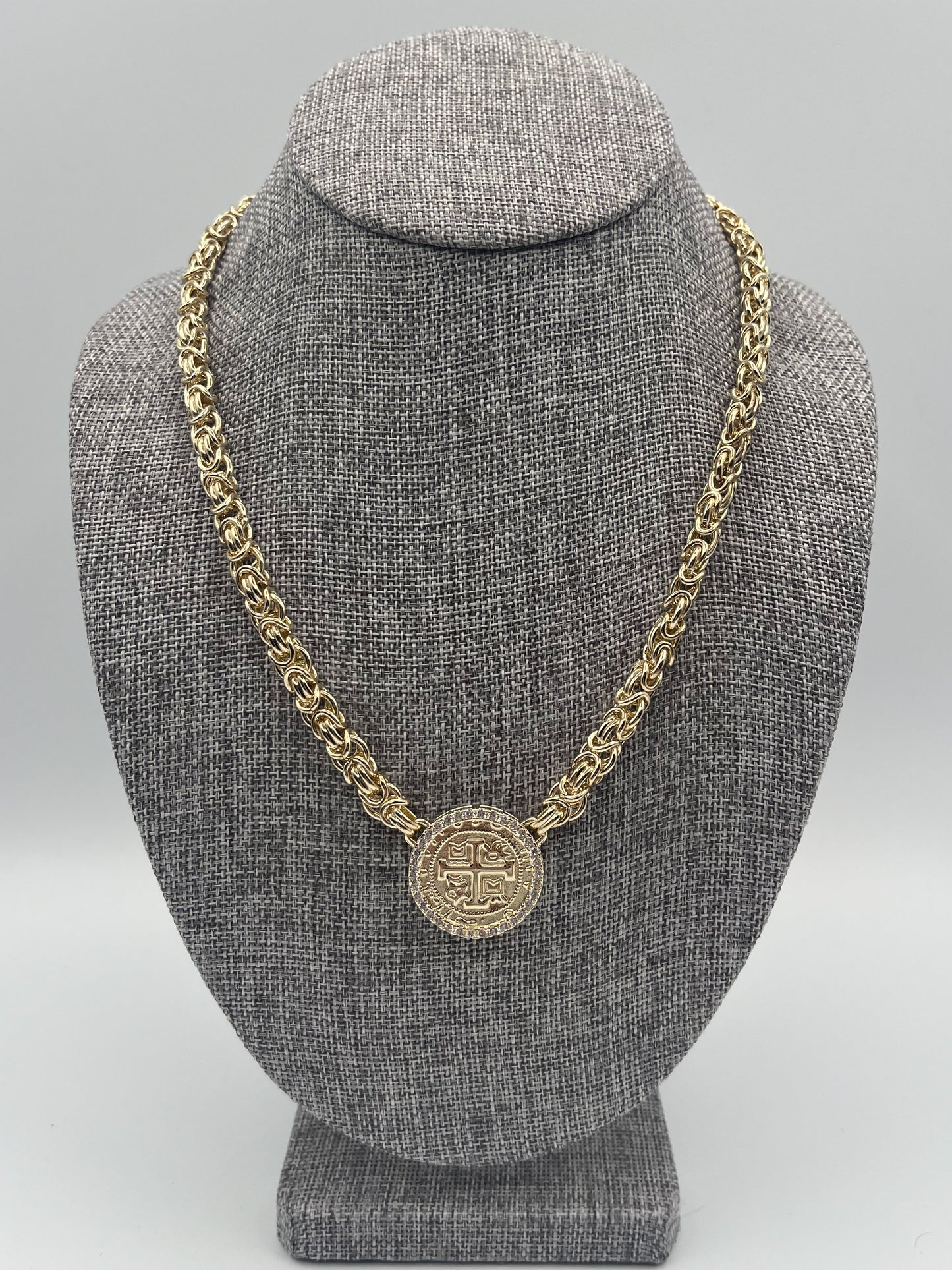 Brimmed crystal pendant necklace