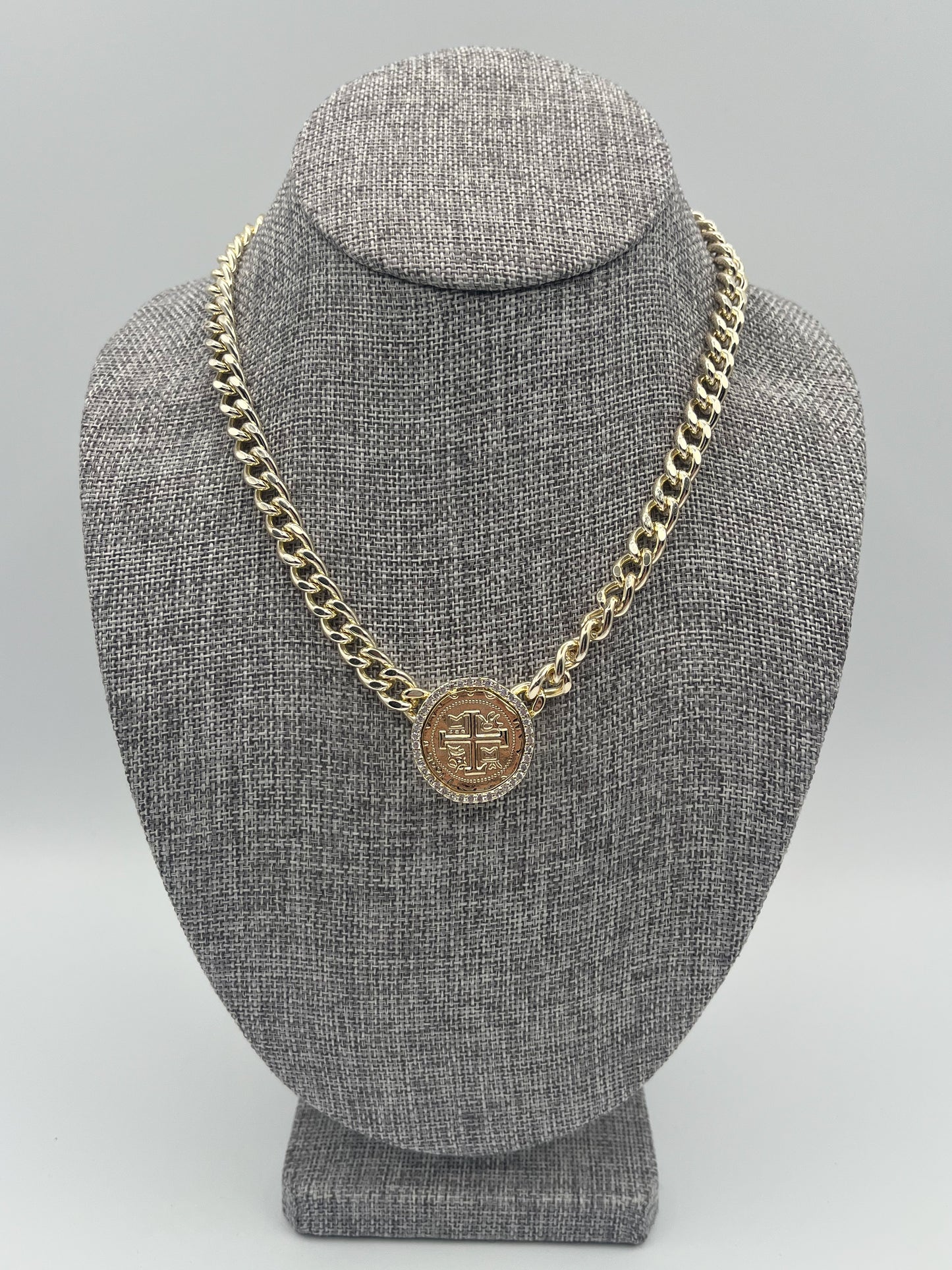 Brimmed crystal pendant necklace