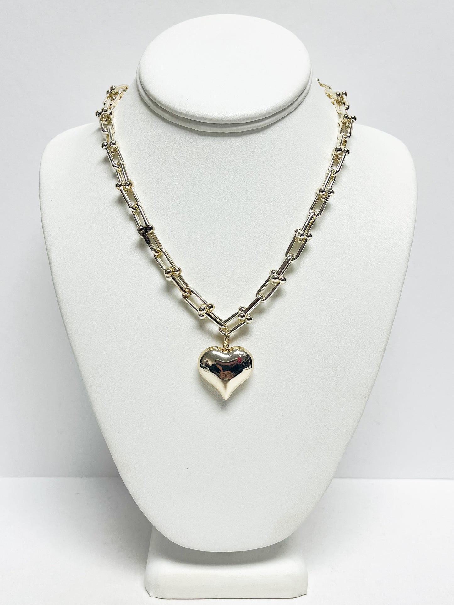 Gold heart pendant necklace